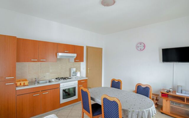 Attractive Apartment in Mastrinka near Sea Beach
