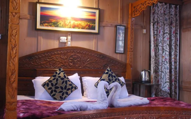 Young Shahzada Group of Houseboats