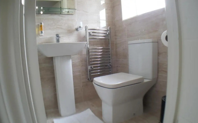 Heathrow-Windsor House for contractors & big groups