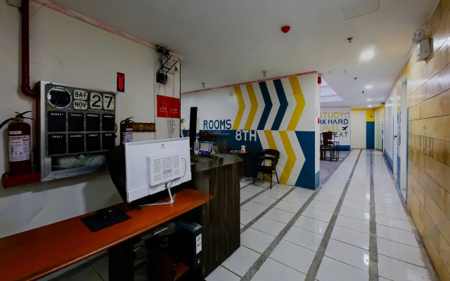 OYO 809 Crowne One Condo