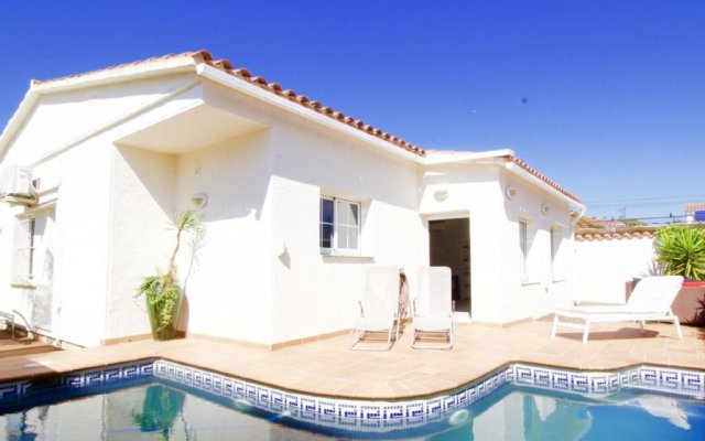 3 bedrooms villa with private pool and enclosed garden at Empuriabrava