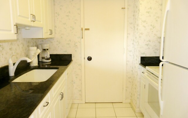 Cozy Beachfront Condo With Pool and Ocean Views