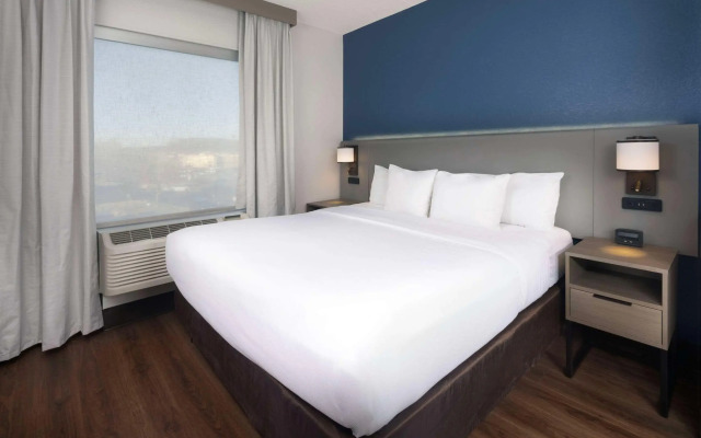 Comfort Suites Outlet Center