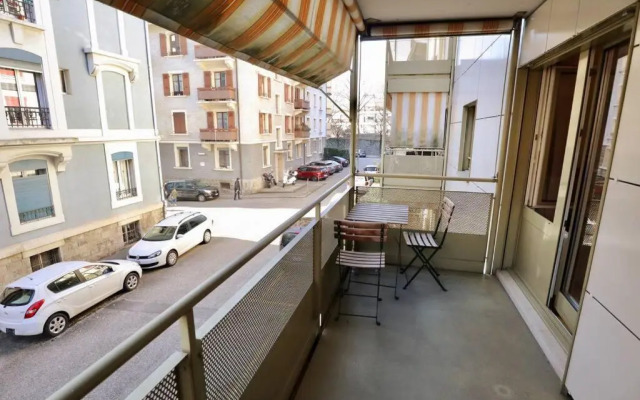 Comfortable, very well located between train station and lake!