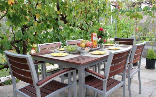 Schöne Ferienwohnung mit Terrasse, Roses