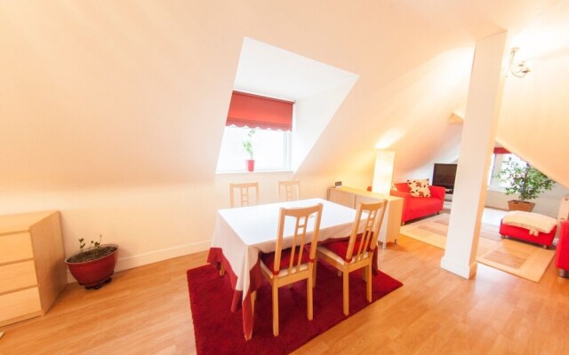 Bright, Airy 2BR Ealing Broadway Flat for 4