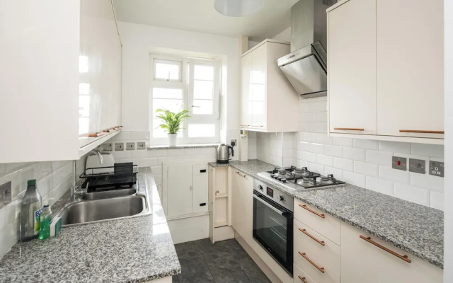 Stylish 2BD Flat with Balcony Near Stepney Green