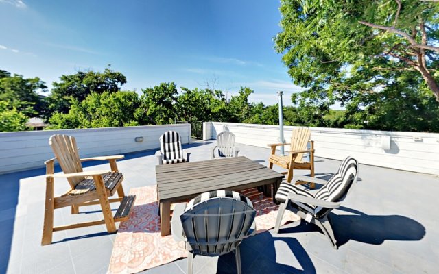 3BR 2BA Rooftop Deck East Downtown by RedAwning