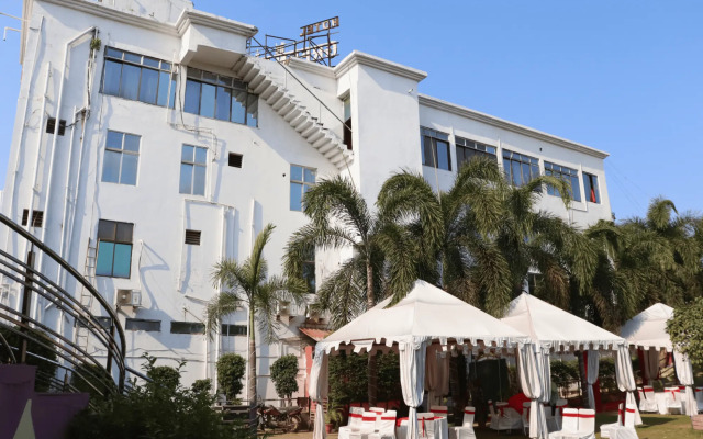 OYO 28157 Hotel Green Field