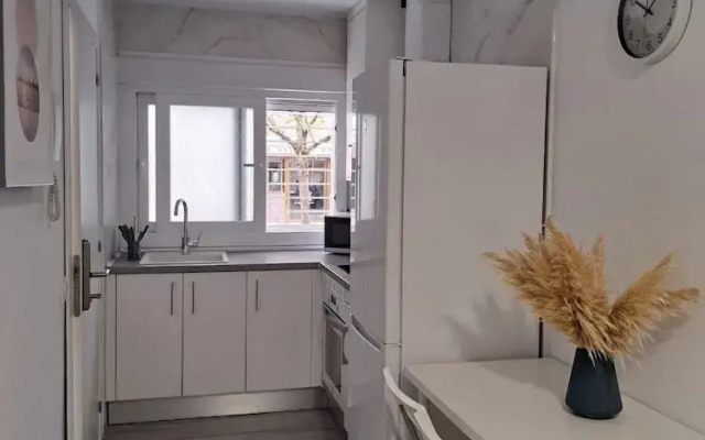 Charming Apartment up to 4 Persons 3 min to Metro