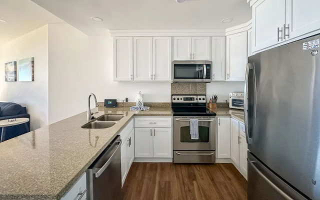 Steps to Sandy Beach Pool Renovated 2BR Condo