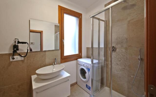 Venice Homes & Holidays Art District