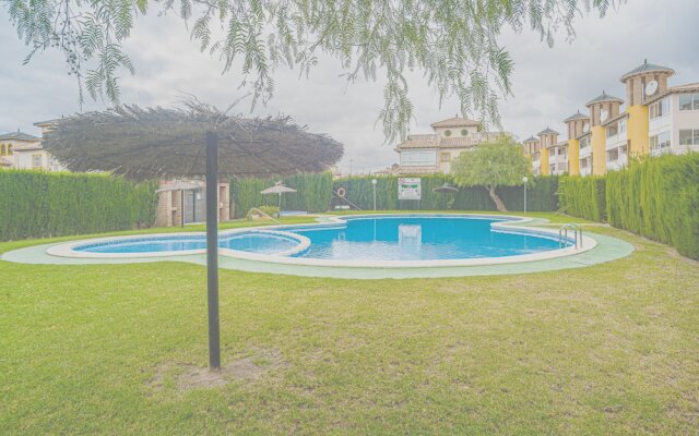 Beautiful 3-bed House With Communal Pool