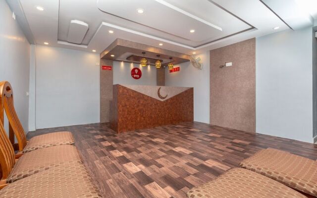 OYO 22105 Hotel Half Moon Inn
