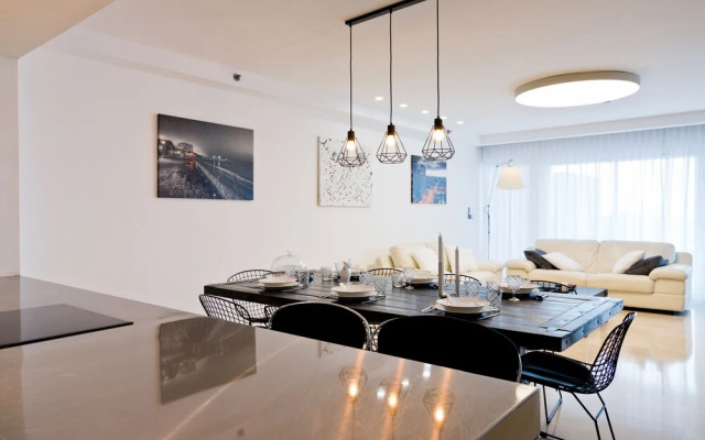 High Class Condo at Marina by FeelHome