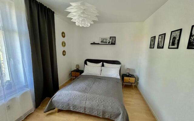 Purer Luxus mit 2 Schlafzimmern, Balkon und Privat-Parkplatz