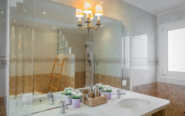 290m² Villa with Pool close to the Airport
