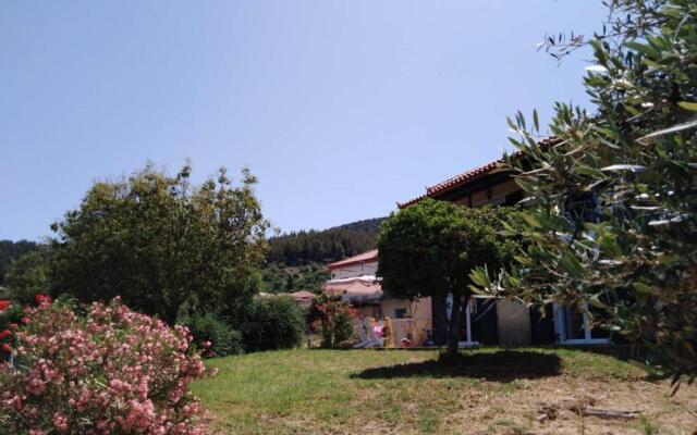 Comfy house with private garden & view, near Kyparissia Castle