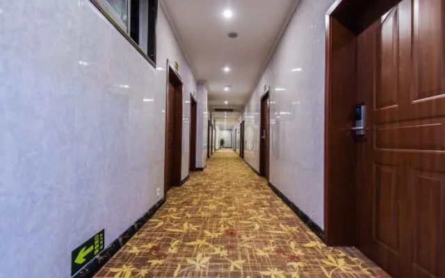 Chongqing Xinhe Express Hotel (Lianhua Light Rail Station)