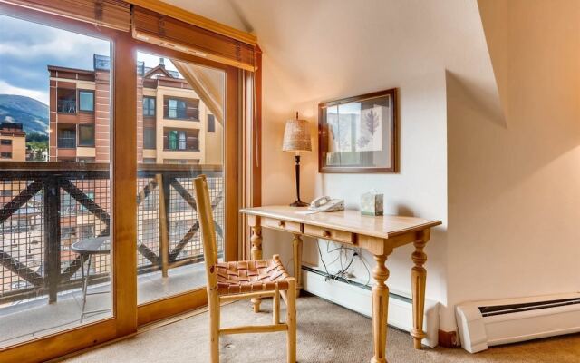 Perfectly Placed 2 Bedroom Vacation Rental in Historic Downtown Breckenridge with Access to Hot Tub and Pool