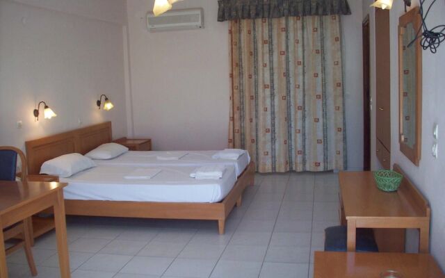 Chrisanna Apartments & Studios