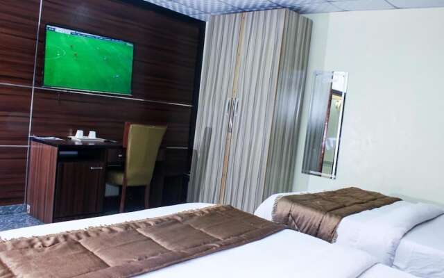 Six Diamond Hotel