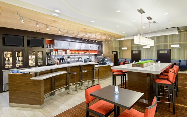 Courtyard Buffalo Downtown / Canalside