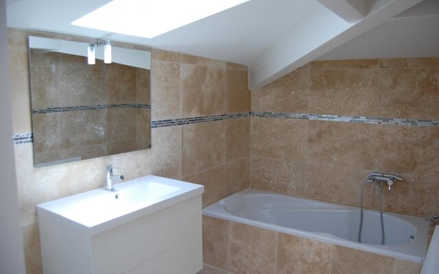 House With one Bedroom in Saint-marc-jaumegarde, With Pool Access, Enc