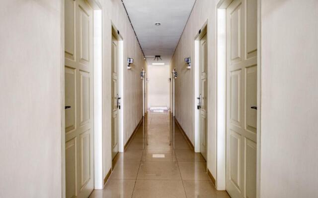 RedDoorz near Ciputra World 3