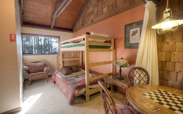 Sky Chalet 3 Bedroom Cabin by RedAwning