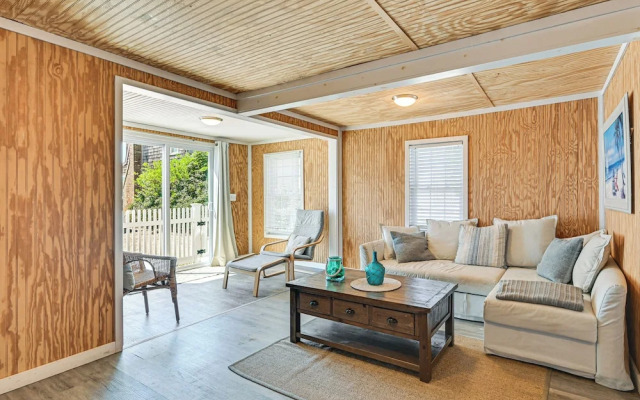 Inviting Beachfront Apartment in Hawk's Nest Beach