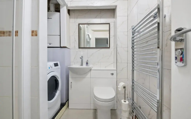 Large 5 Bedroom-free Parking-great Transport Links