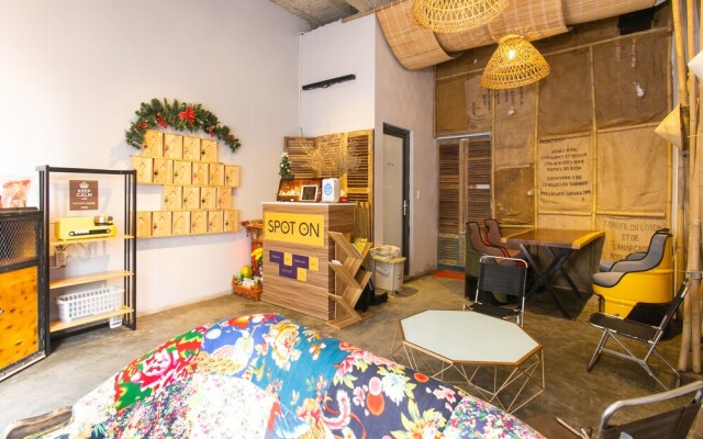 SPOT ON 729 The '90s Hostel