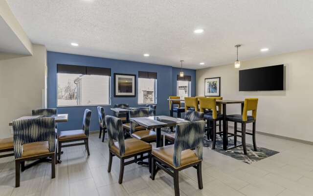 Clarion Pointe Staunton East