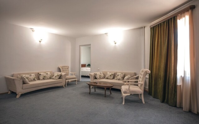 Leader Hotel