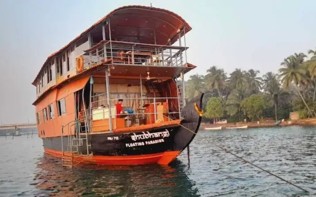 Aquaholic - A Floating Villa