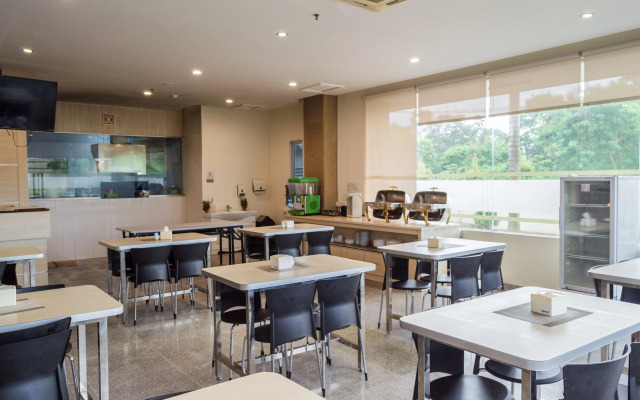 OYO 775 Aviari Hotel