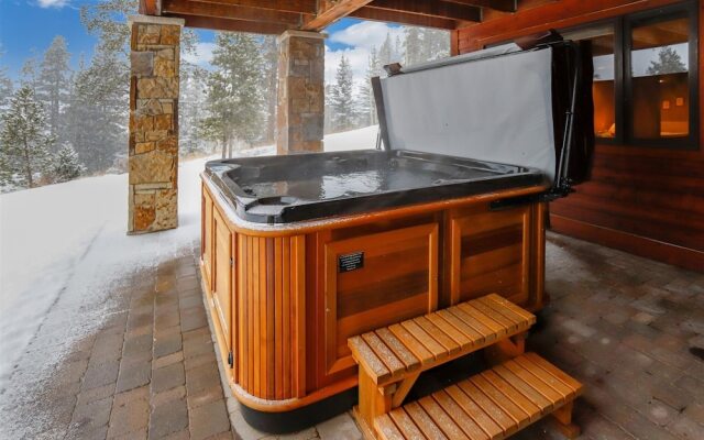 Rounds Retreat 4 Bedroom Home by RedAwning