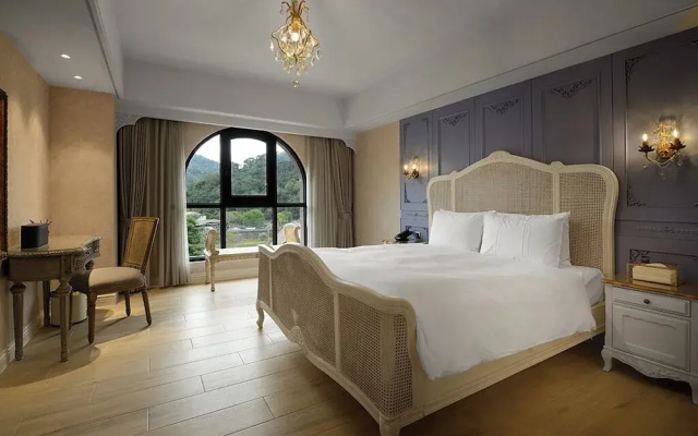 Grasse Grace Manor