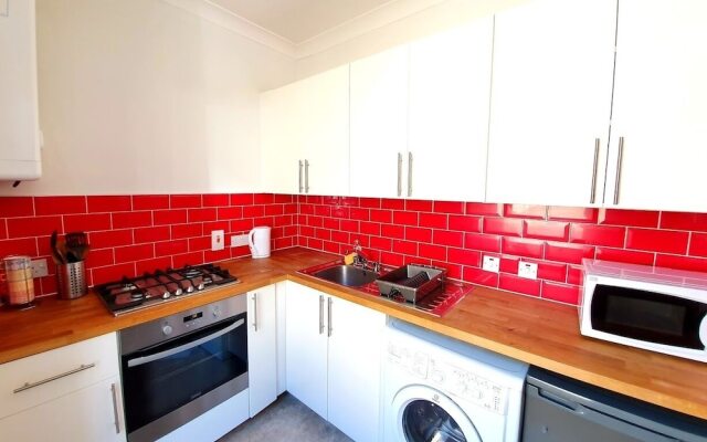 Bright Cosy Flat Close by Tourist Spots