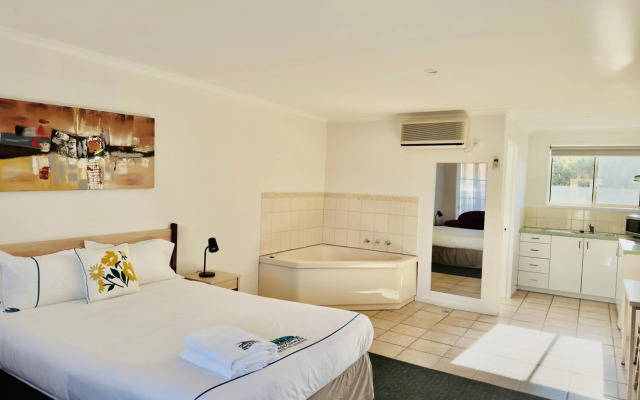 Beachcomber Motel And Apartments