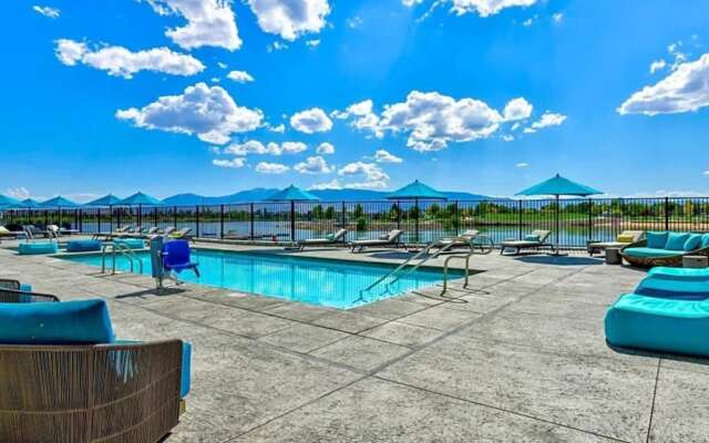 Chic Apt w Jacuzzi Pool BBQ Mountain Views