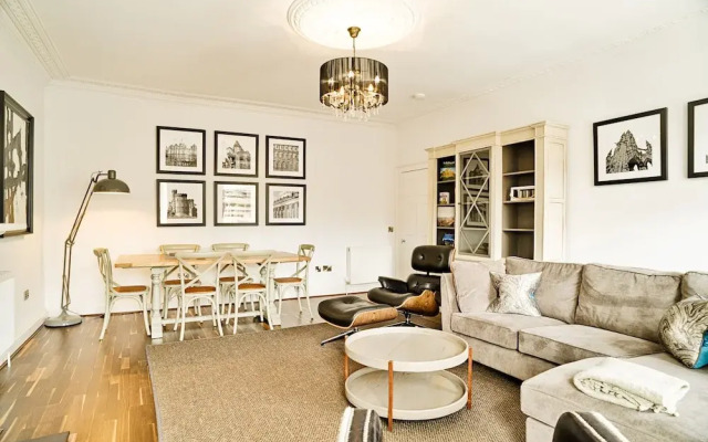 JOIVY Re-Imagined Flat in Georgian Architecture Townhouse