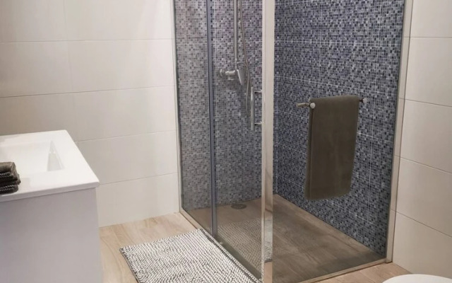 "room in Guest Room - Luxury Stay For 4 - Caparica Posthel"