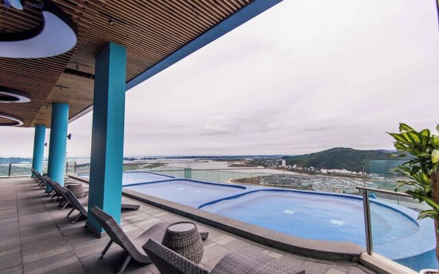 Blue Kites Residence by A La Carte