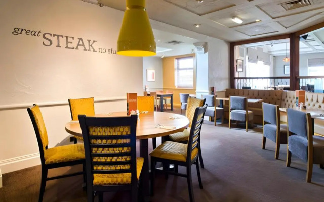 Premier Inn Livingston (M8/J3)