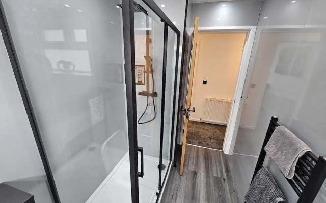 Modern, Spacious Walking Distance to Castle & Town