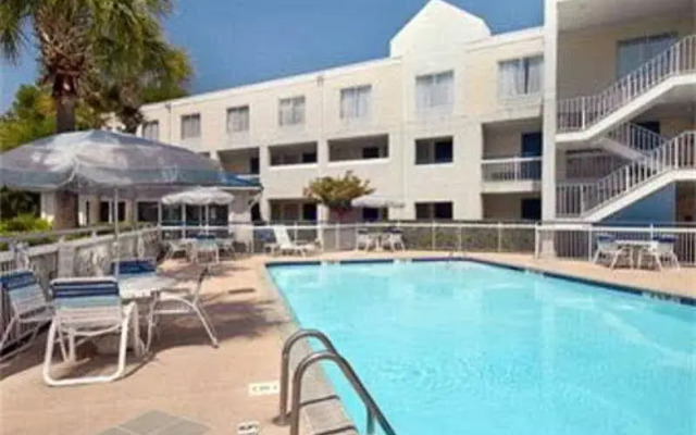 Days Inn by Wyndham Hilton Head