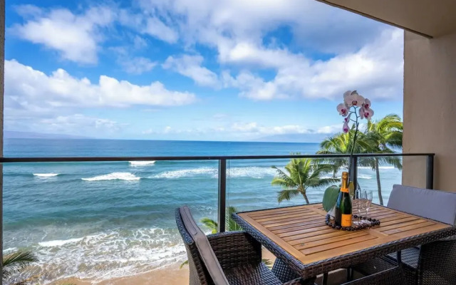 Oceanfront Kaanapali Studio Vistas