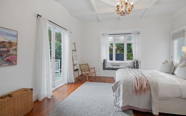 Grey Lynn - Grandeur - Cafe Lifestyle